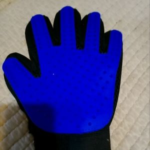 Dog grooming glove